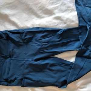 Lululemon Wunder Under 7/8 leggings.